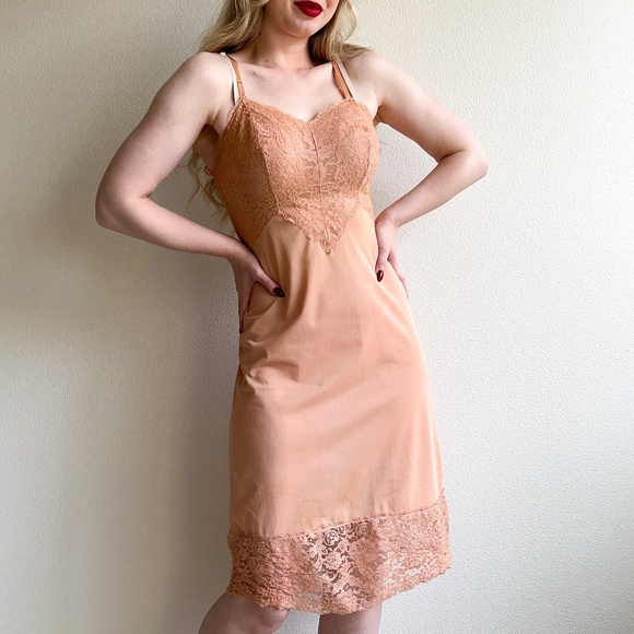 Vintage 1950s Warm Taupe Lace Slip Dress (XS/S) - threedaughtersproperties.com Vintage 1950s Warm Taupe Lace Slip Dress (XS/S) - threedaughtersproperties.com